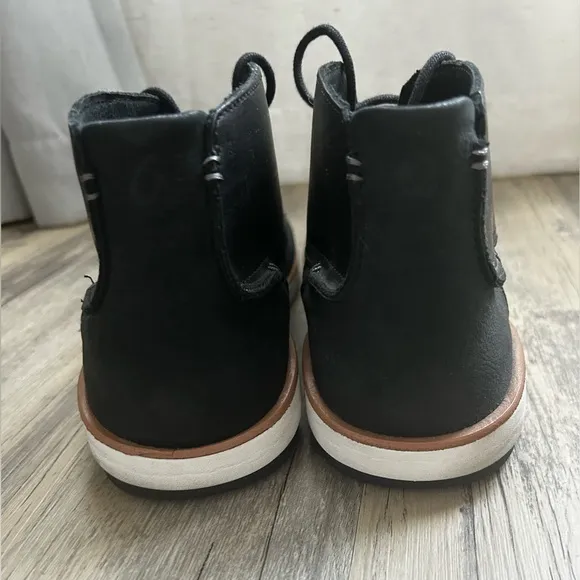 OluKai Men’s Kalia Puka Black Leather Boots in Size 11