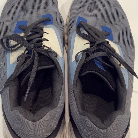 On Running Men's Cloudstratus Gray Running Shoes 12