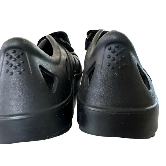 OOFOS OOCANDOO BLACK OUTDOOR SHOES SIZE 10