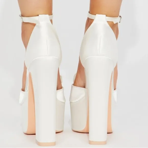 Peep toe heels ,platform ,flower silk .wedding, promos . ankles straps.