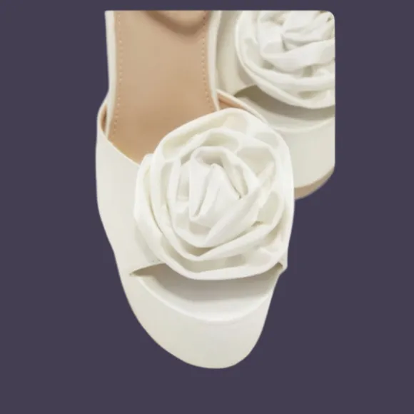 Peep toe heels ,platform ,flower silk .wedding, promos . ankles straps.