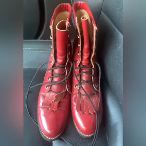 Red Women’s Justin Vintage Laceup cowboy boots! EUC Size 6.5