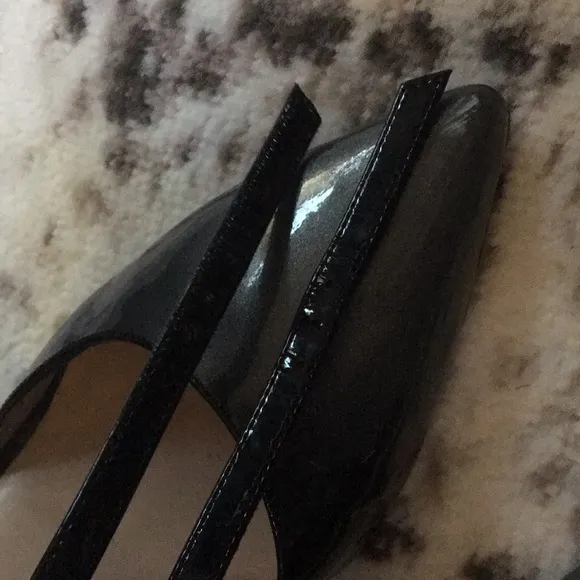 RON WHITE Heel.  Patent Leather. Cross straps. Steel gray to black. Size 39