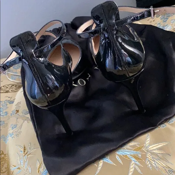 RON WHITE Heel.  Patent Leather. Cross straps. Steel gray to black. Size 39
