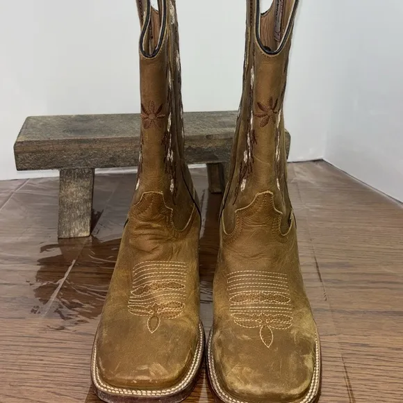 San Fernando bulldog Mirabel brown/tan colored calf boots. Size 26/9 EUC.