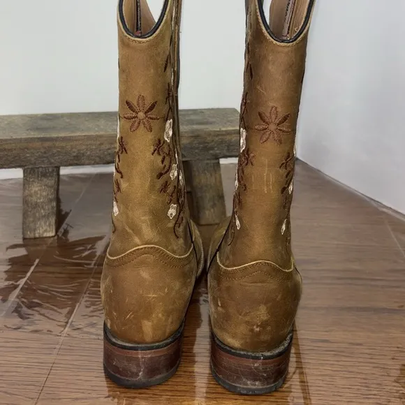San Fernando bulldog Mirabel brown/tan colored calf boots. Size 26/9 EUC.