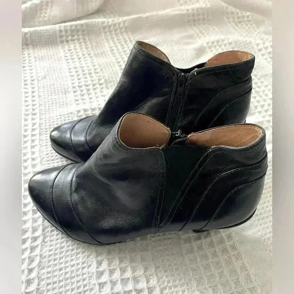 Sofft Black Leather Ankle Booties Heeled Size 9W Women’s Boots Almond Toe 90s