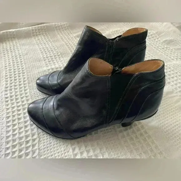 Sofft Black Leather Ankle Booties Heeled Size 9W Women’s Boots Almond Toe 90s
