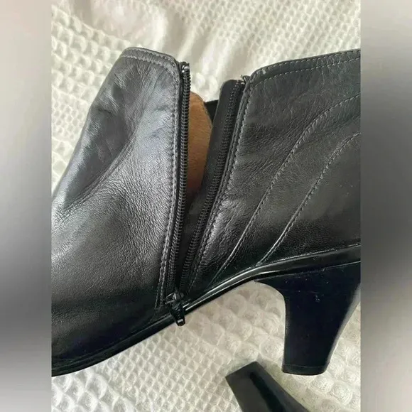 Sofft Black Leather Ankle Booties Heeled Size 9W Women’s Boots Almond Toe 90s