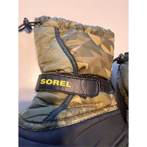 Sorel Boys Size 2 Flurry Snow Boots Green Camo Winter Boot Warm Drawstring Top