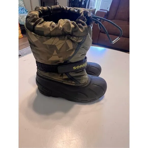 Sorel Boys Size 2 Flurry Snow Boots Green Camo Winter Boot Warm Drawstring Top