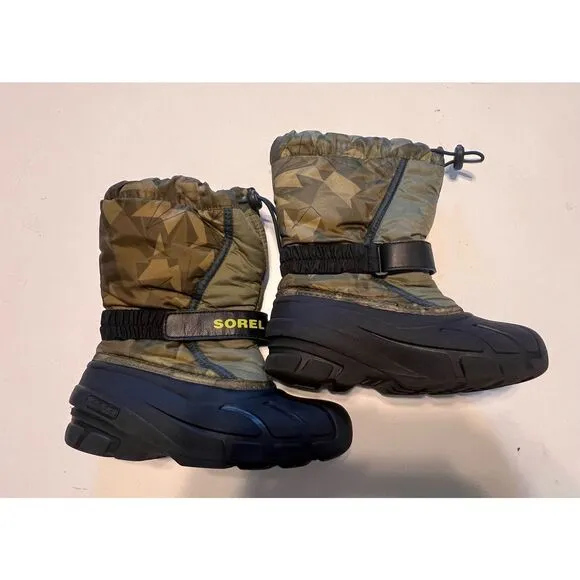 Sorel Boys Size 2 Flurry Snow Boots Green Camo Winter Boot Warm Drawstring Top