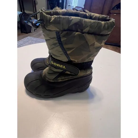 Sorel Boys Size 2 Flurry Snow Boots Green Camo Winter Boot Warm Drawstring Top