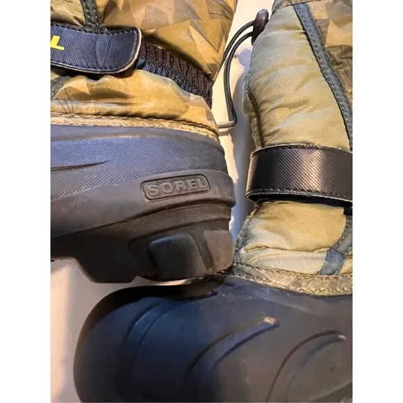 Sorel Boys Size 2 Flurry Snow Boots Green Camo Winter Boot Warm Drawstring Top