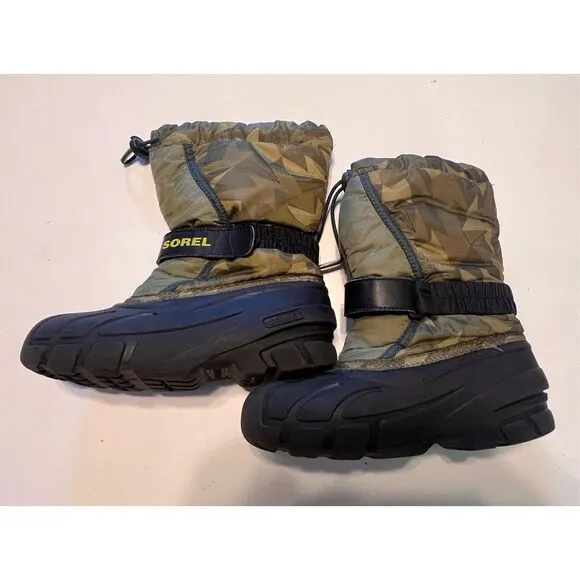 Sorel Boys Size 2 Flurry Snow Boots Green Camo Winter Boot Warm Drawstring Top