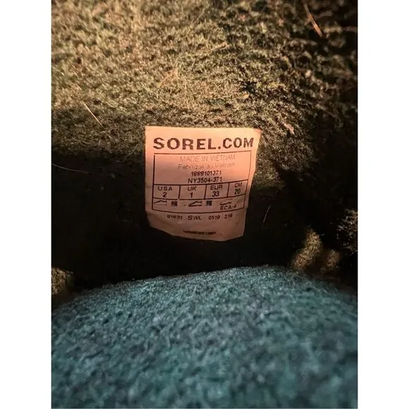 Sorel Boys Size 2 Flurry Snow Boots Green Camo Winter Boot Warm Drawstring Top