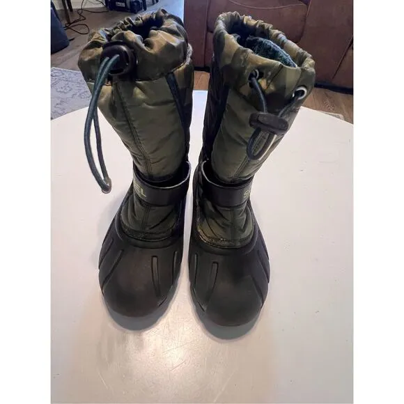 Sorel Boys Size 2 Flurry Snow Boots Green Camo Winter Boot Warm Drawstring Top