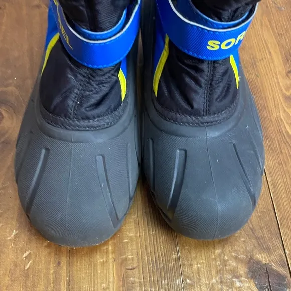 Sorel flurry snow boots kid size 6 blue and black