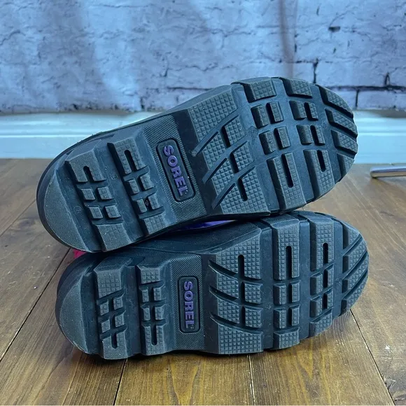 Sorel girls size 1 pink and purple snow boots