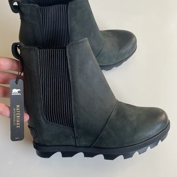 SOREL Joan of the Arctic Wedge II Chelsea Boots in Black NWOB Size 5.5