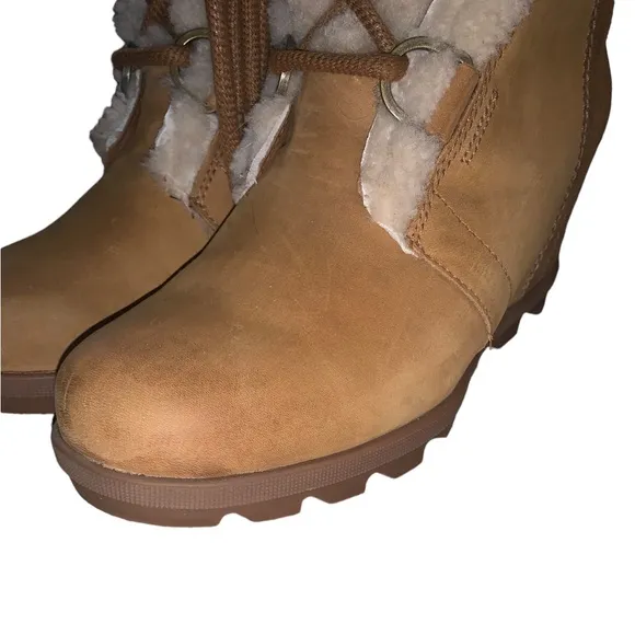 Sorel Lace Up Hidden Wedge Women’s Boots w/ shearling Light Tan Size 9