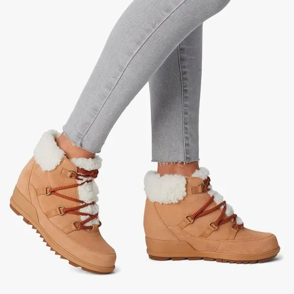 Sorel Women’s Evie Cozy Lace Boot Size 8. Color: Tawny Buff Wood.