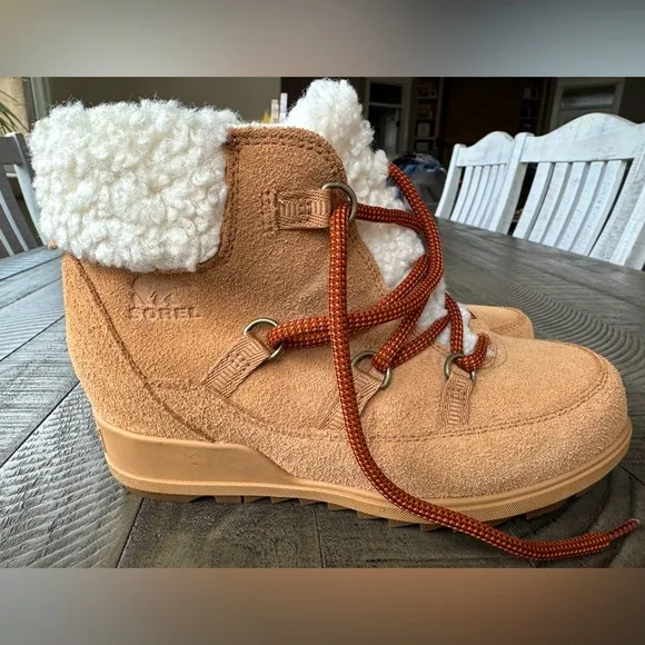 Sorel Women’s Evie Cozy Lace Boot Size 8. Color: Tawny Buff Wood.