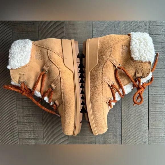 Sorel Women’s Evie Cozy Lace Boot Size 8. Color: Tawny Buff Wood.