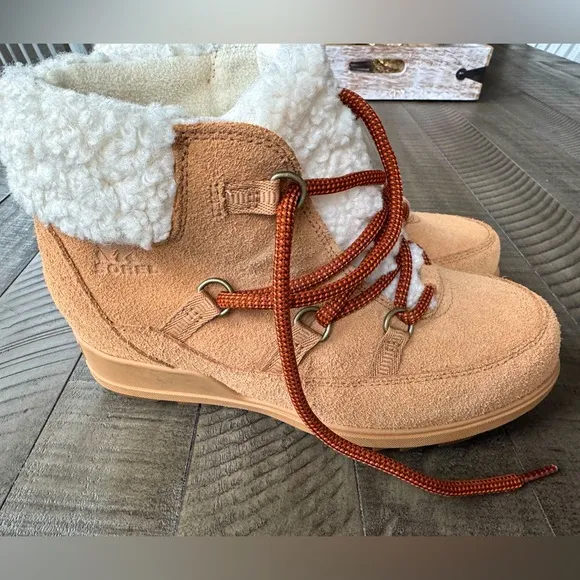 Sorel Women’s Evie Cozy Lace Boot Size 8. Color: Tawny Buff Wood.