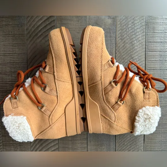 Sorel Women’s Evie Cozy Lace Boot Size 8. Color: Tawny Buff Wood.