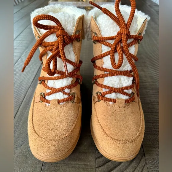 Sorel Women’s Evie Cozy Lace Boot Size 8. Color: Tawny Buff Wood.