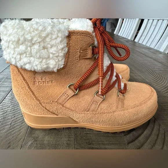Sorel Women’s Evie Cozy Lace Boot Size 8. Color: Tawny Buff Wood.
