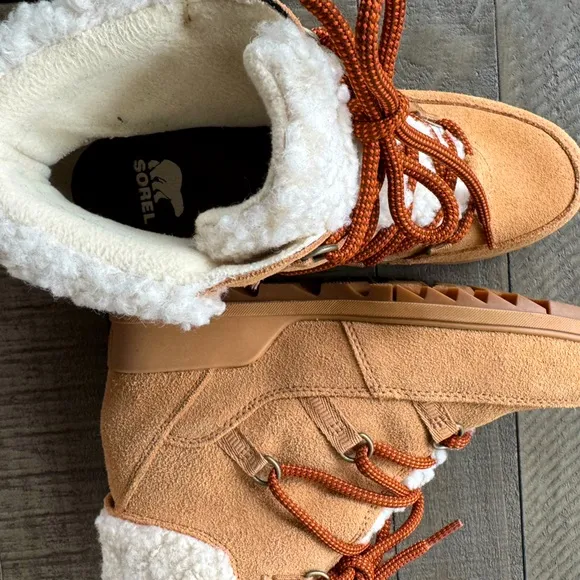 Sorel Women’s Evie Cozy Lace Boot Size 8. Color: Tawny Buff Wood.
