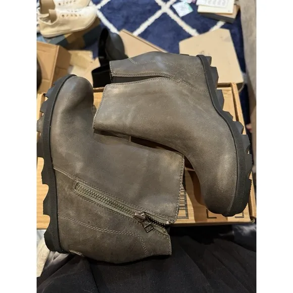 Sorel Women's Joan of Arctic Wedge II Zip Boot Distressed Size 8.5