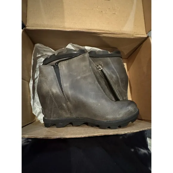 Sorel Women's Joan of Arctic Wedge II Zip Boot Distressed Size 8.5