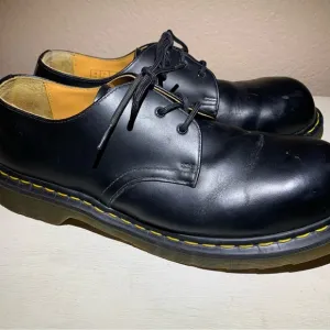 Steel toe Dr. Martens US 11 shoes 1925 black boots LEFT SHOES MISSING STEEL TOE