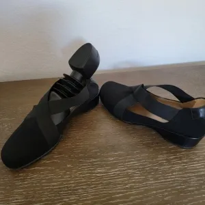TARYN ROSE Black Flats Criss Cross Elastic Ribbon Sz IT-36.5/ US-6.5  Authentic