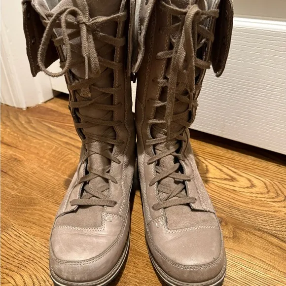 The North Face boots women’s size 8.5