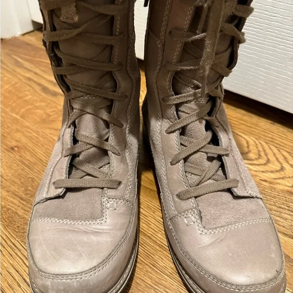 The North Face boots women’s size 8.5