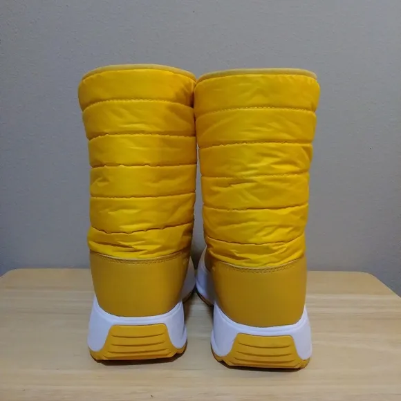 The North Face Ozone Park Winter Pull-On Boots Yellow Women's Size 6.5