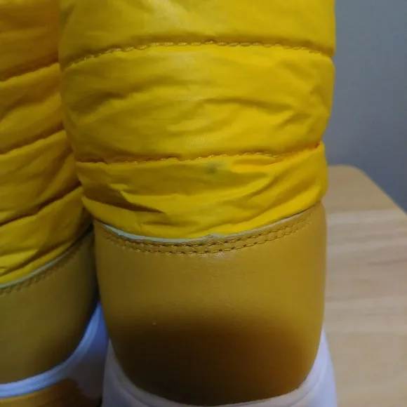 The North Face Ozone Park Winter Pull-On Boots Yellow Women's Size 6.5