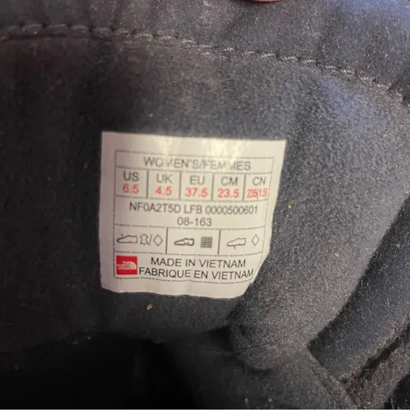 The North Face Thermoball winter snow boots women’s 6.5 garnet red
