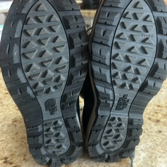 THE NORTH FACE WOMENS CHILKAT 400 WATERPROOF SNOW BOOTS BLACK/ZINC GREY, size 10