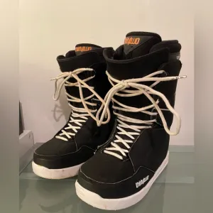 thirty two mens snowboard boots lashed 10.5 Winter Sports Black And White Laced