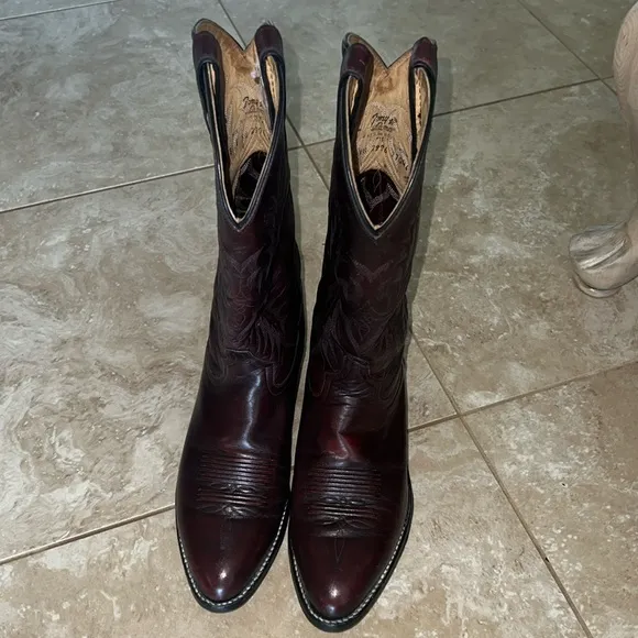 TONY LAMA Men’s Boots Size: 8.5 EE