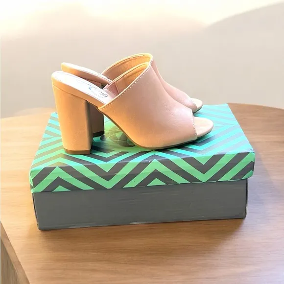 Trary Women's Tan Block Heel Mules Sandals