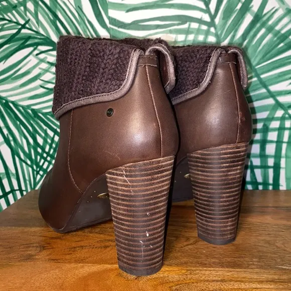 UGG 1008755 Dandylion Tres Brown Leather Sweater Cuff Ankle Boots Women’s 10