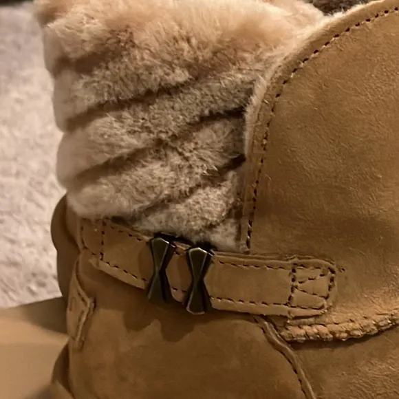 Ugg Australia Adria women’s boots sheepskin chestnut women’s new in box