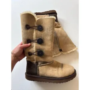 UGG Bailey Button Triplet Boot Suede Sheepskin – Tan Brown US 8