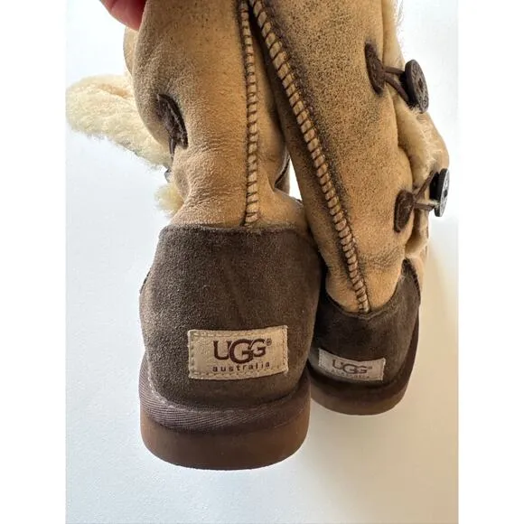 UGG Bailey Button Triplet Boot Suede Sheepskin – Tan Brown US 8
